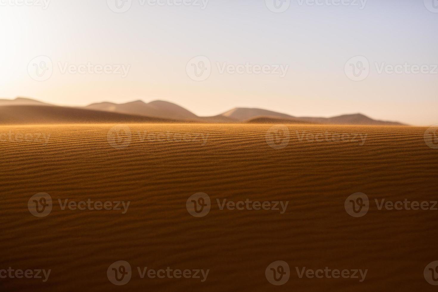 belles dunes de sable dans le désert du sahara au maroc. paysage en afrique dans le désert. photo