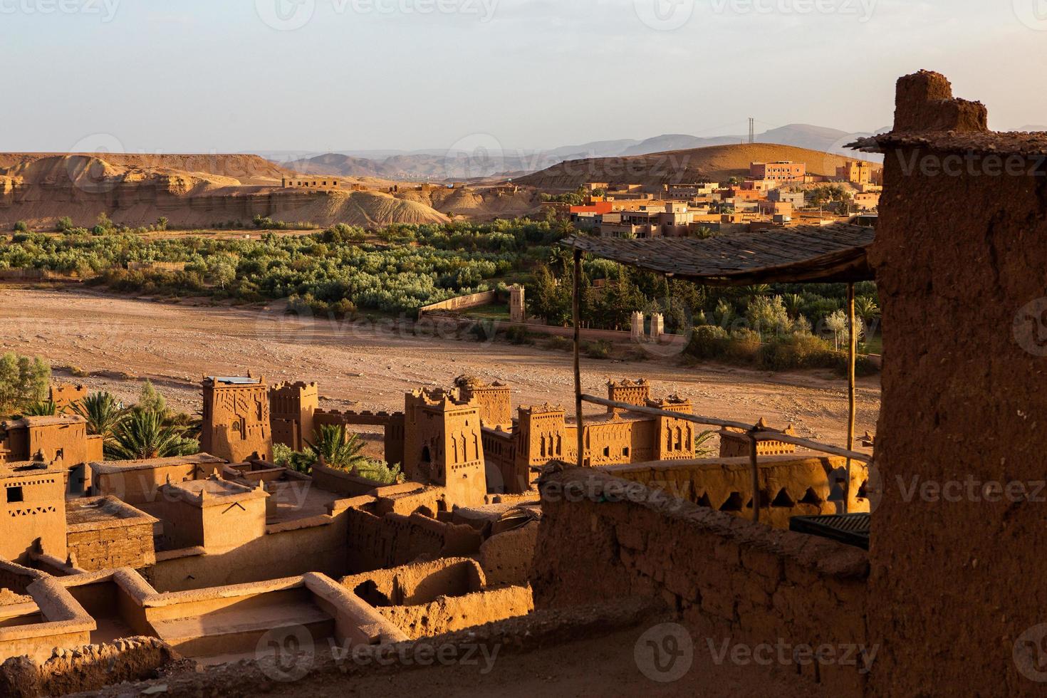 kasbah ait ben haddou au maroc. forteresses et maisons traditionnelles en argile du désert du sahara. photo