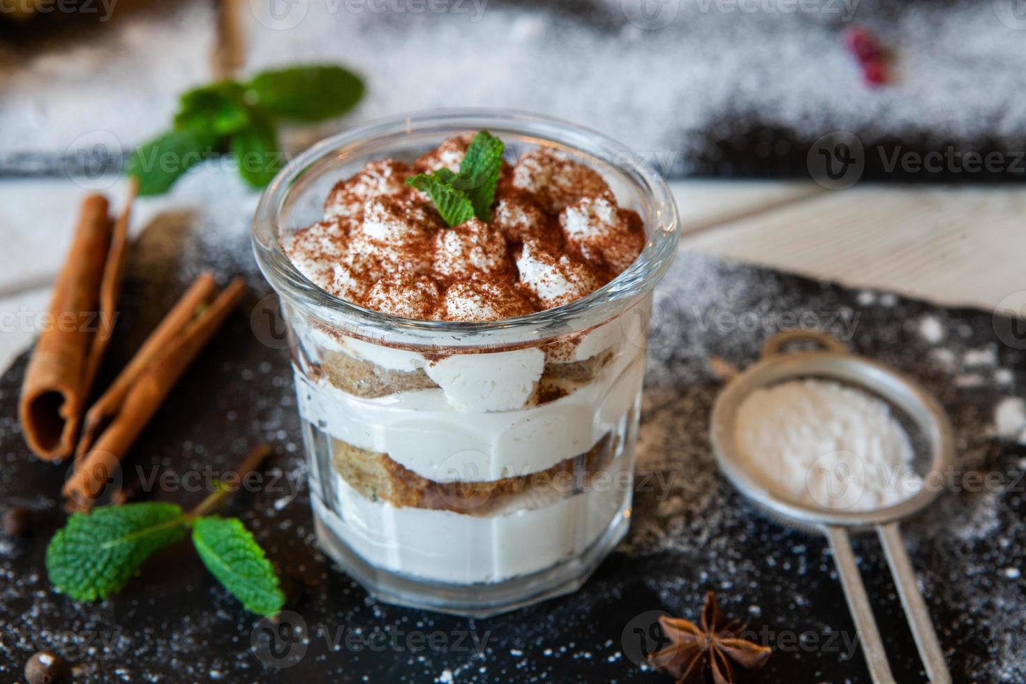 gâteau tiramisu en verre, dessert italien classique avec crème de  mascarpone et cacao. mise au point sélective. 7032103 Photo de stock chez  Vecteezy