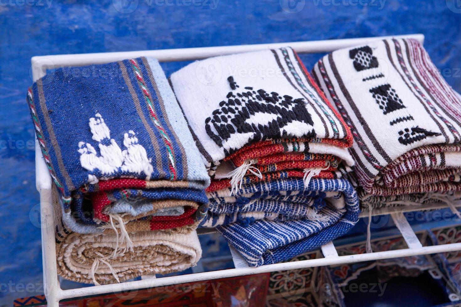 rue bleue et maisons à chefchaouen, maroc. belle rue médiévale colorée peinte en bleu doux. photo