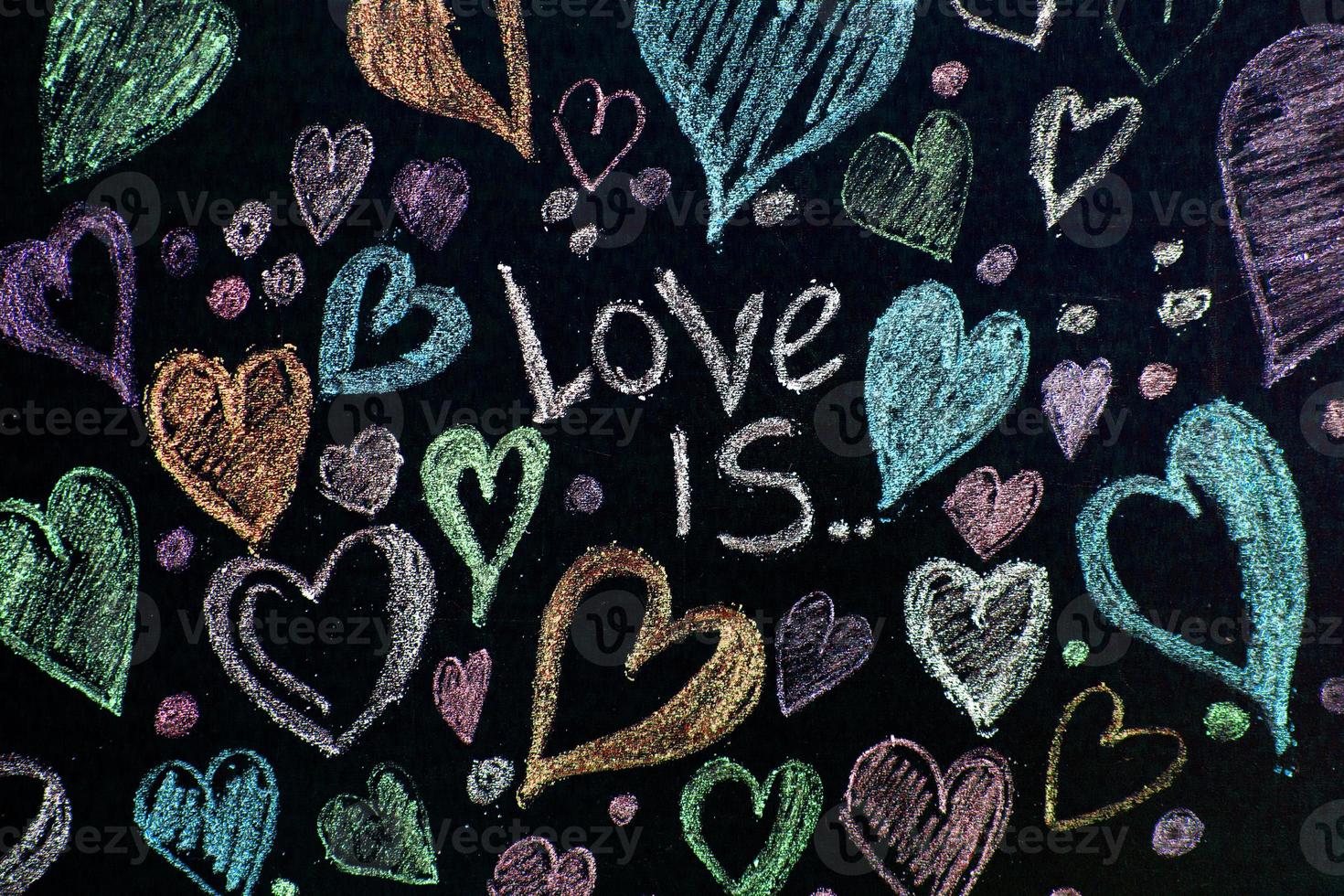 coeurs d'amour sur fond de texture en bois. concept de carte de saint valentin. coeur pour le fond de la saint valentin. photo