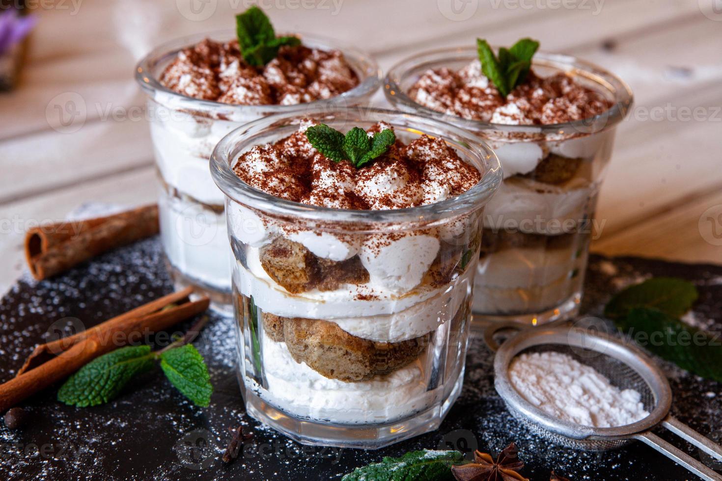 gâteau tiramisu en verre, dessert italien classique avec crème de  mascarpone et cacao. mise au point sélective. 7032285 Photo de stock chez  Vecteezy