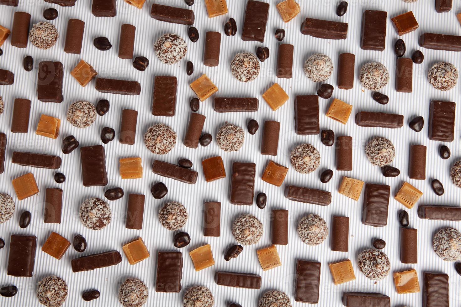 assortiment de délicieux fond de bonbons au chocolat. bonbons au chocolat isolés. photo