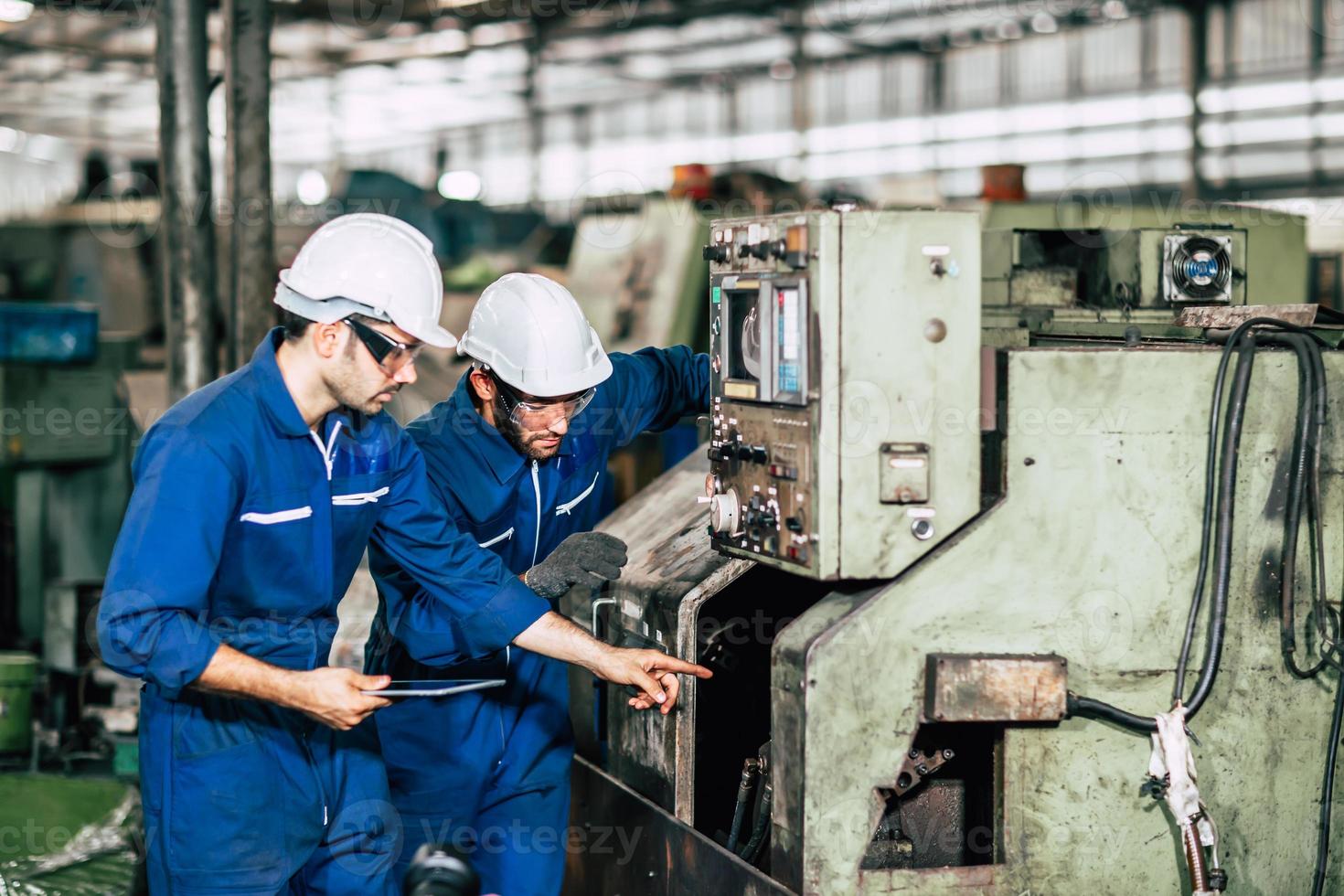 travailleur d'équipe d'ingénieur de service de maintenance de machines d'usine travaillant ensemble inspecteur de travail d'équipe en usine. photo