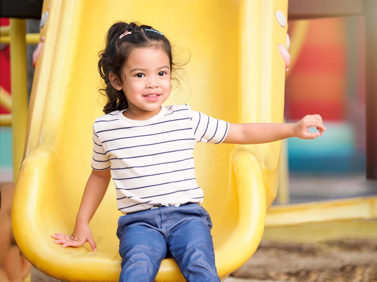 une jolie fille asiatique se reposant après s'être amusée à jouer au curseur dans l'aire de jeux photo