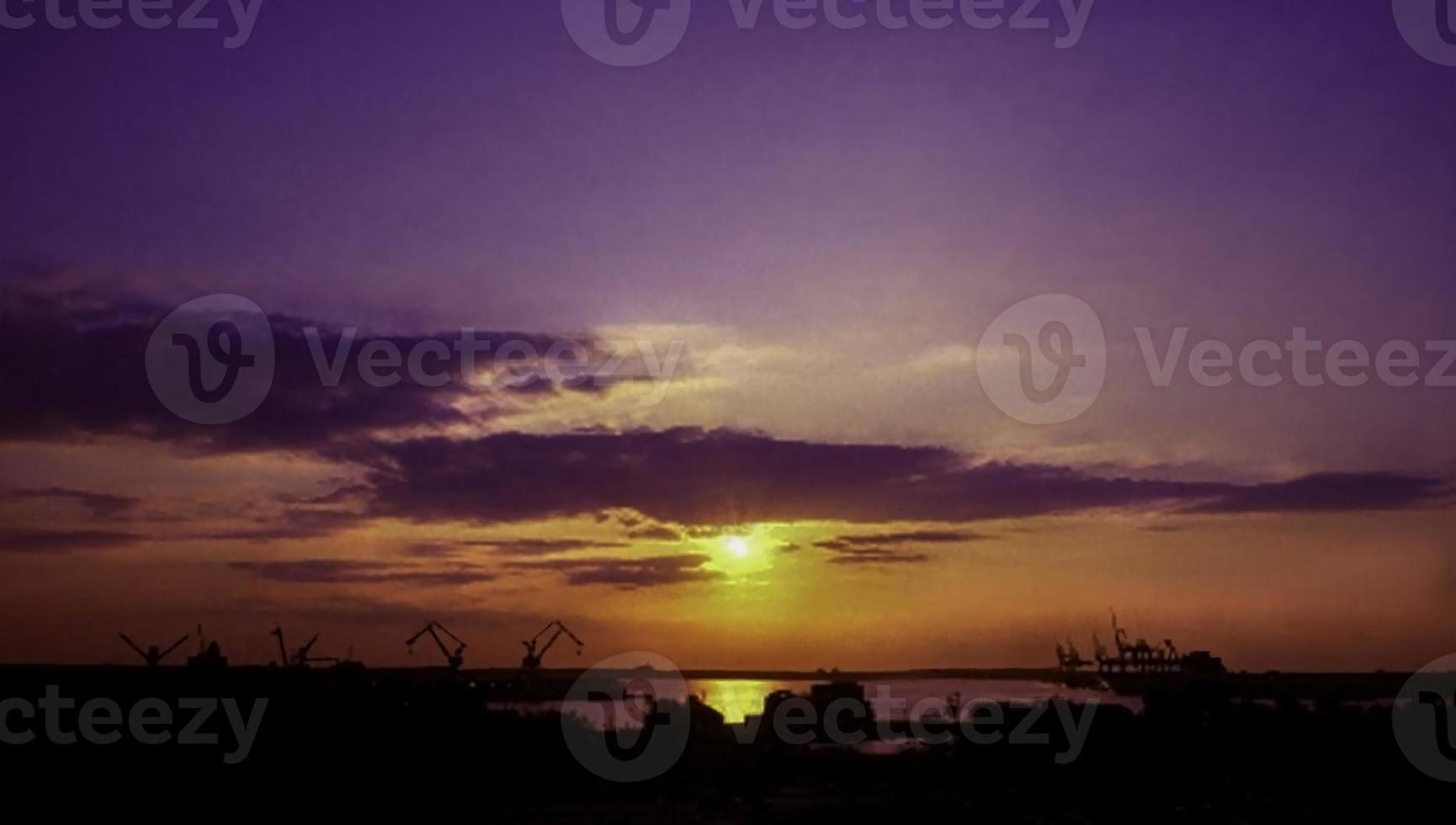 port de norfolk et grues au coucher du soleil photo