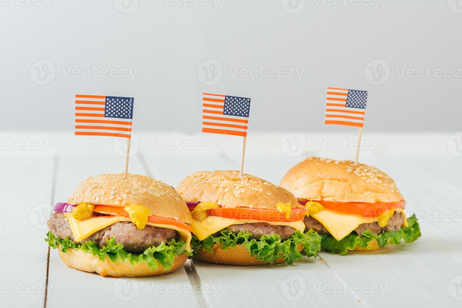 burgers de boeuf américain avec du fromage. photo