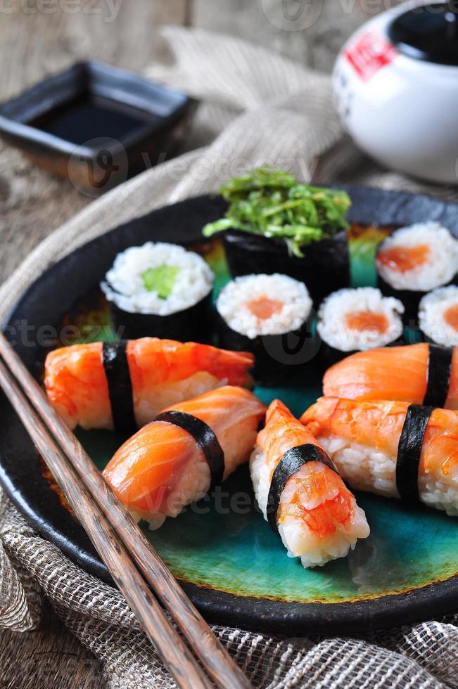 sushi maison au saumon sauvage, crevettes, concombre et algues photo