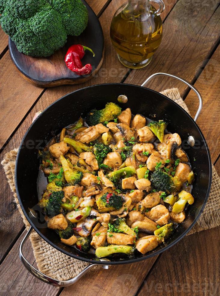 sauté de poulet au brocoli et aux champignons - cuisine chinoise photo