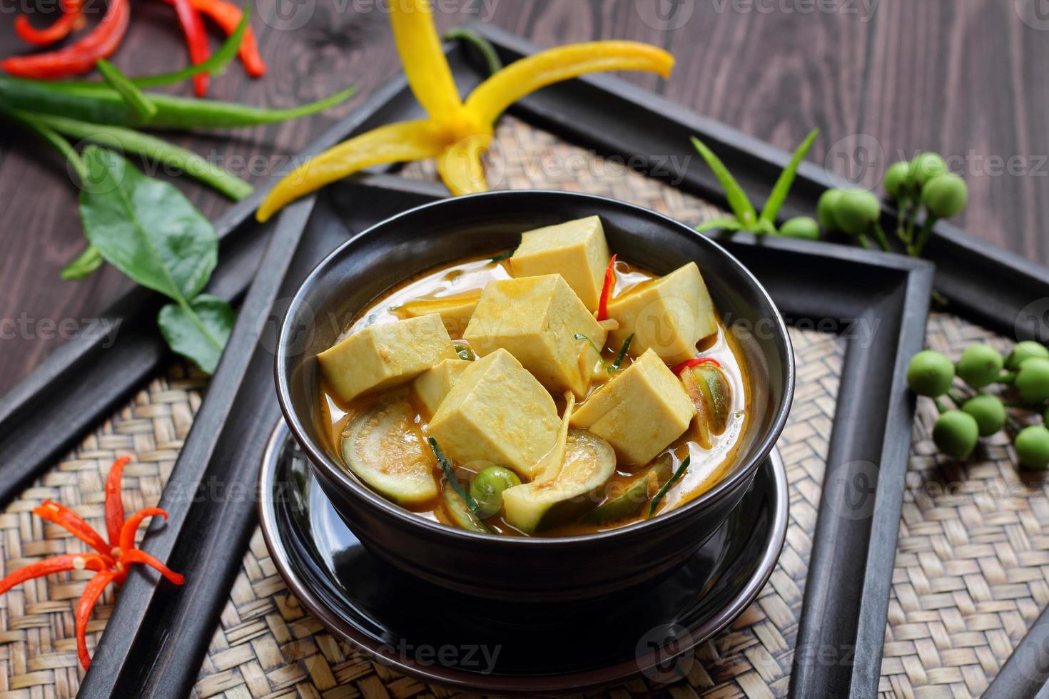 nourriture végétale au tofu au curry vert. photo