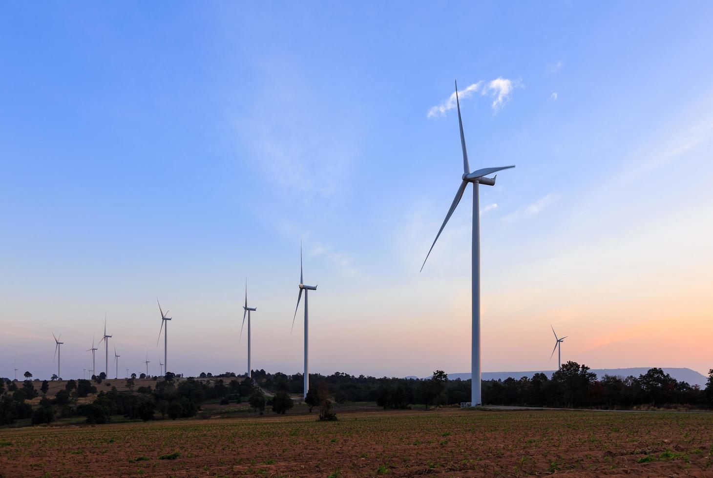 Générateur d'énergie éolienne au crépuscule photo