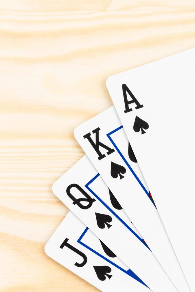 Royal flush poker cartes à jouer sur fond de bois photo