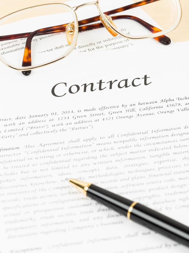 document de contrat commercial avec stylo et lunettes photo