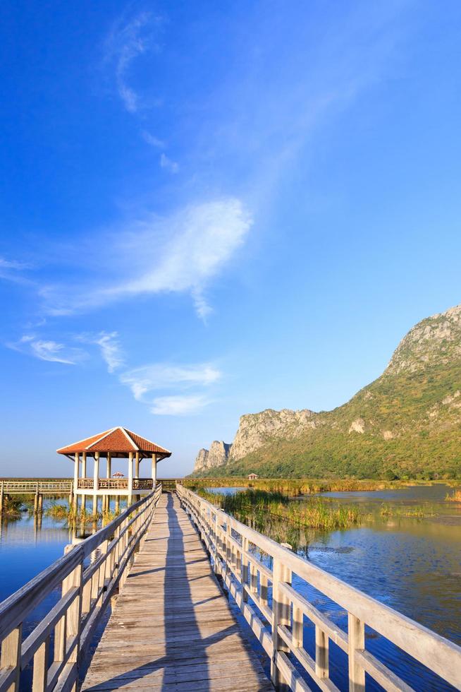 Pont de bois sur un lac dans le parc national sam roi yod, prachuap khiri khan, thaïlande photo