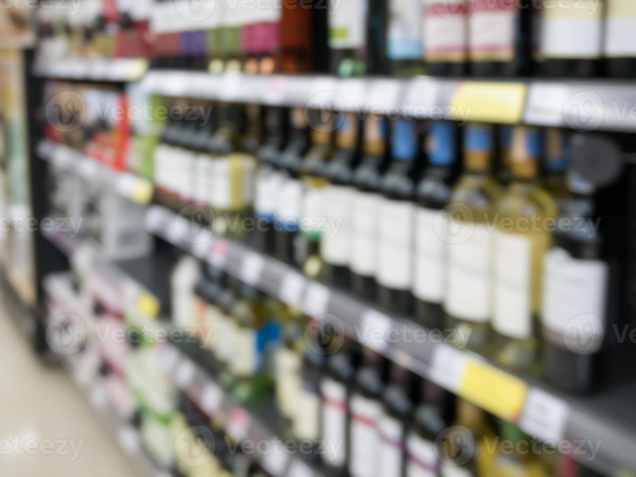 bouteilles de vin sur une étagère dans un magasin de vins photo