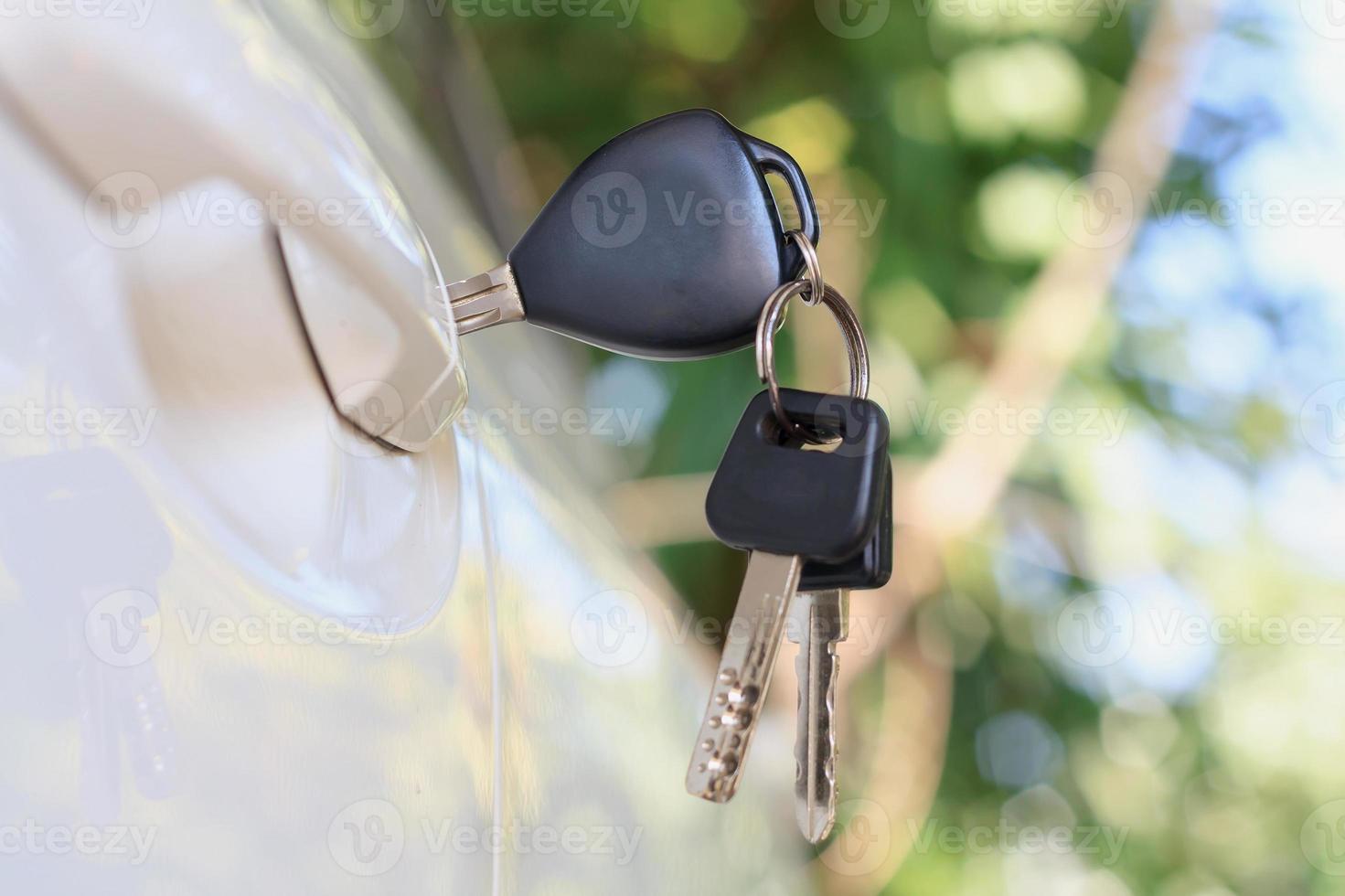 clés de voiture laissées dans la portière de la voiture photo