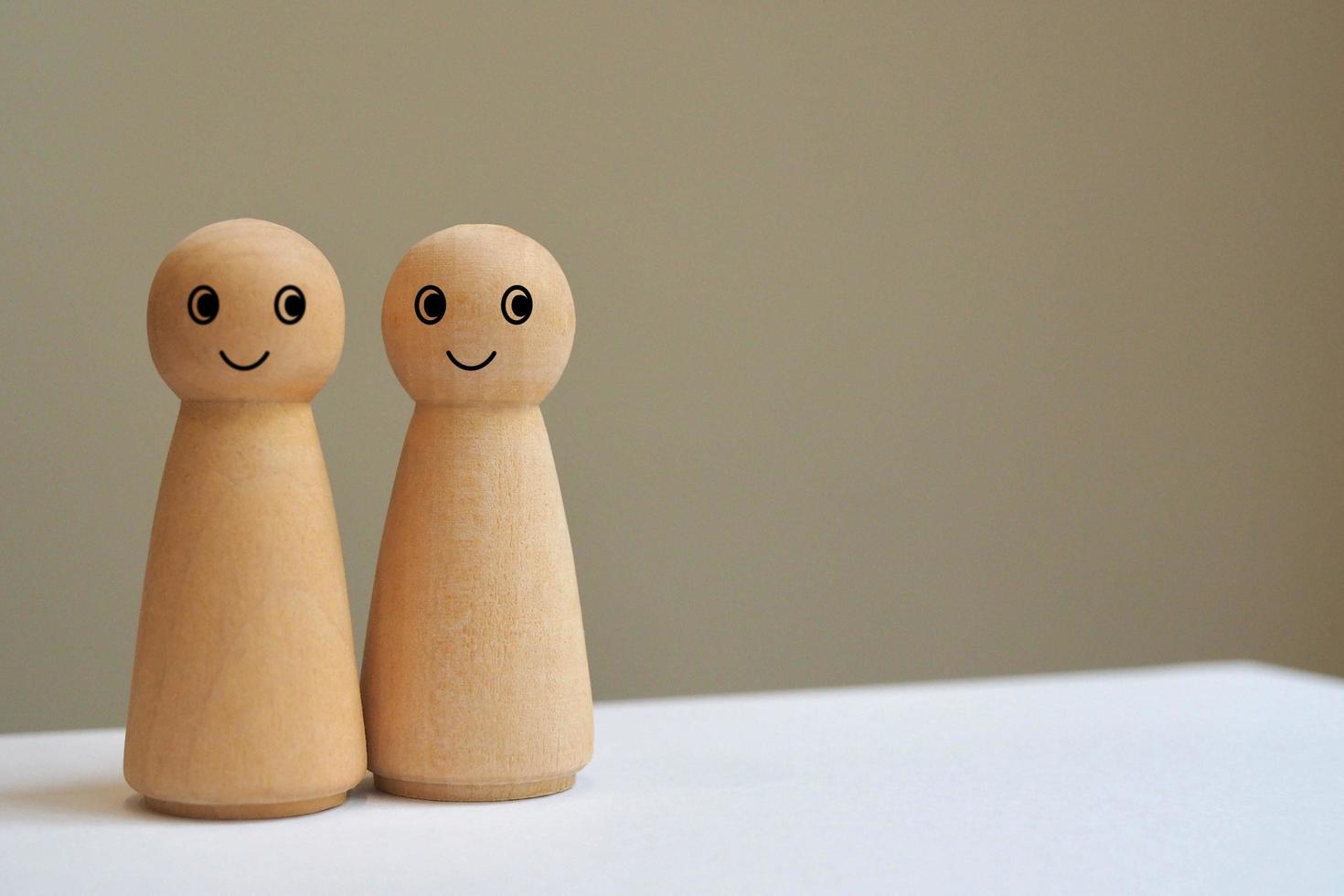 figurines de poupée en bois avec sourire. concept d'évaluation et de satisfaction client. photo