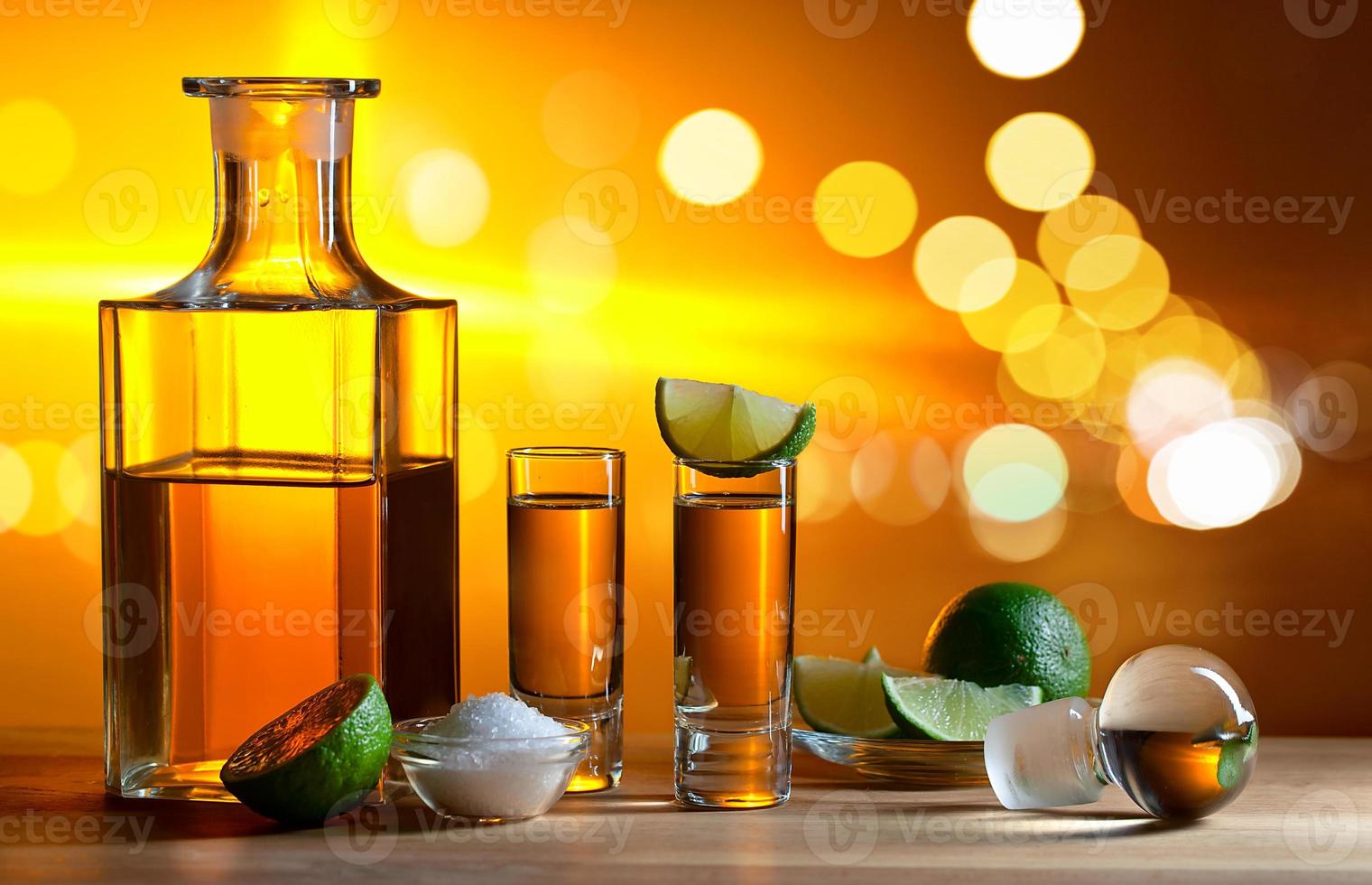 tequila or avec sel et citron vert photo