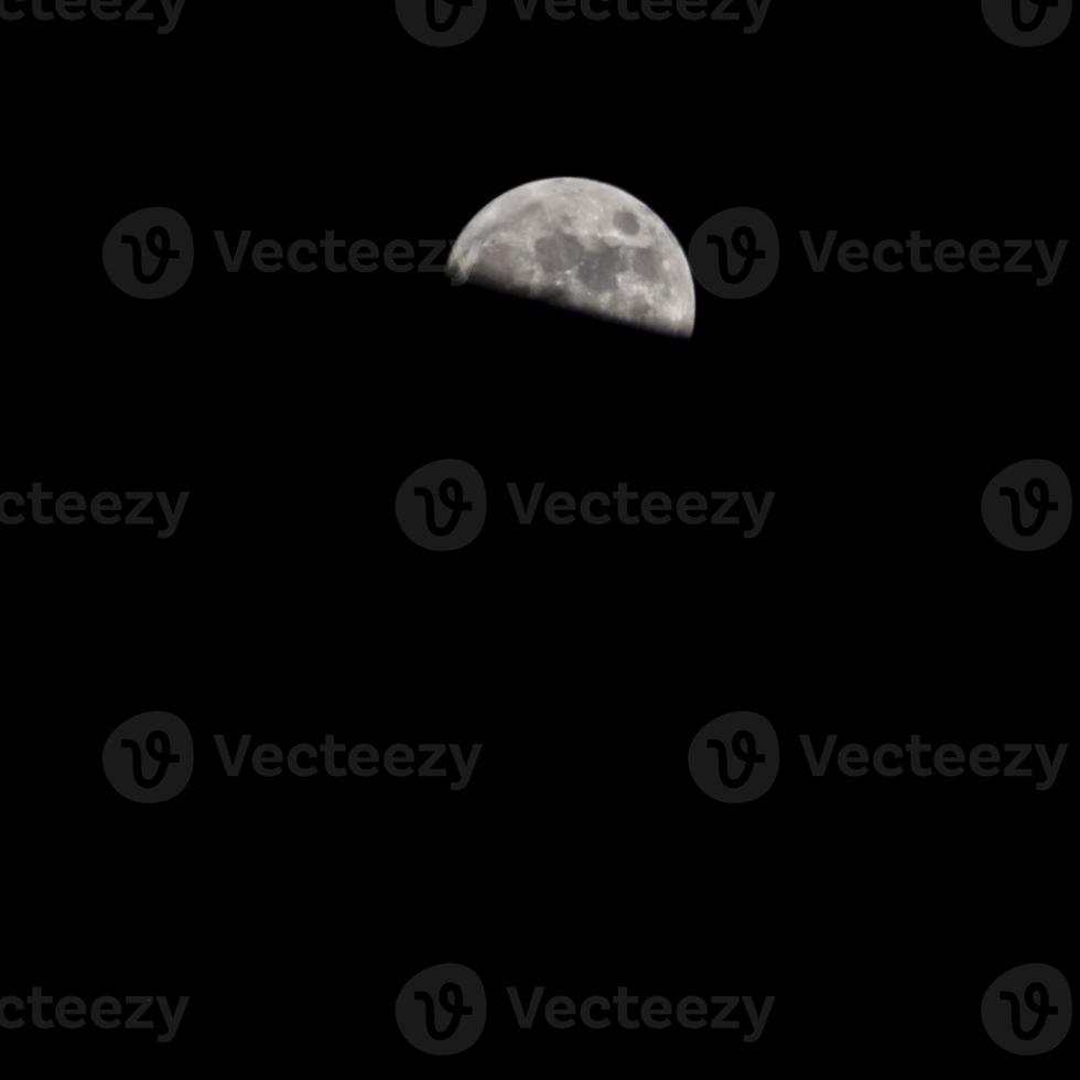 timelapse de la lune, stock time lapse pleine lune se lève dans le ciel sombre de la nature, la nuit. laps de temps de disque de pleine lune avec la lune s'allume dans le ciel noir de nuit. séquences vidéo gratuites de haute qualité ou timelapse photo