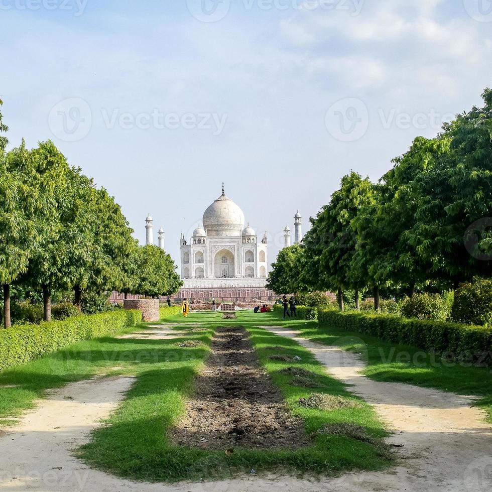 taj mahal une des merveilles du monde vue depuis mehtab bagh côté jardin, taj mahal, agra, uttar pradesh, inde, vue ensoleillée photo