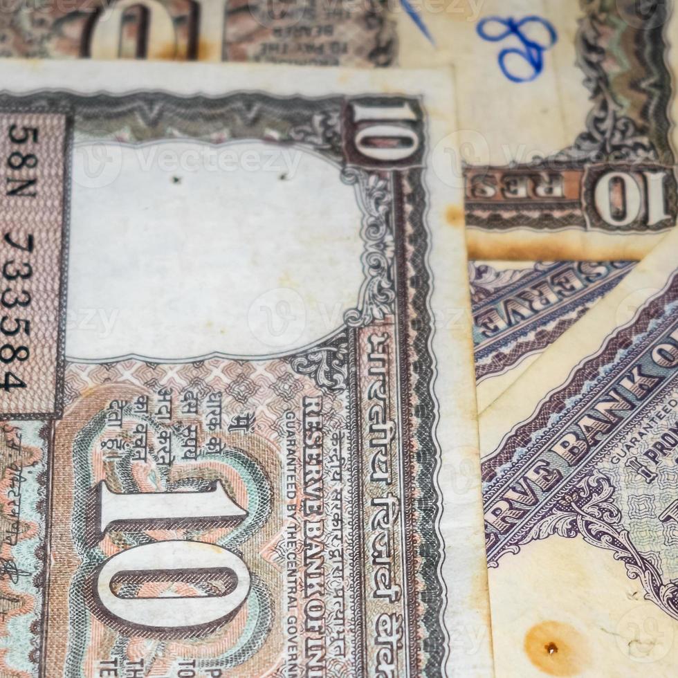 vue rapprochée d'une note rare de dix roupies sur la table, d'anciennes notes de monnaie indienne sur une table tournante, vue rapprochée de monnaie indienne rare photo