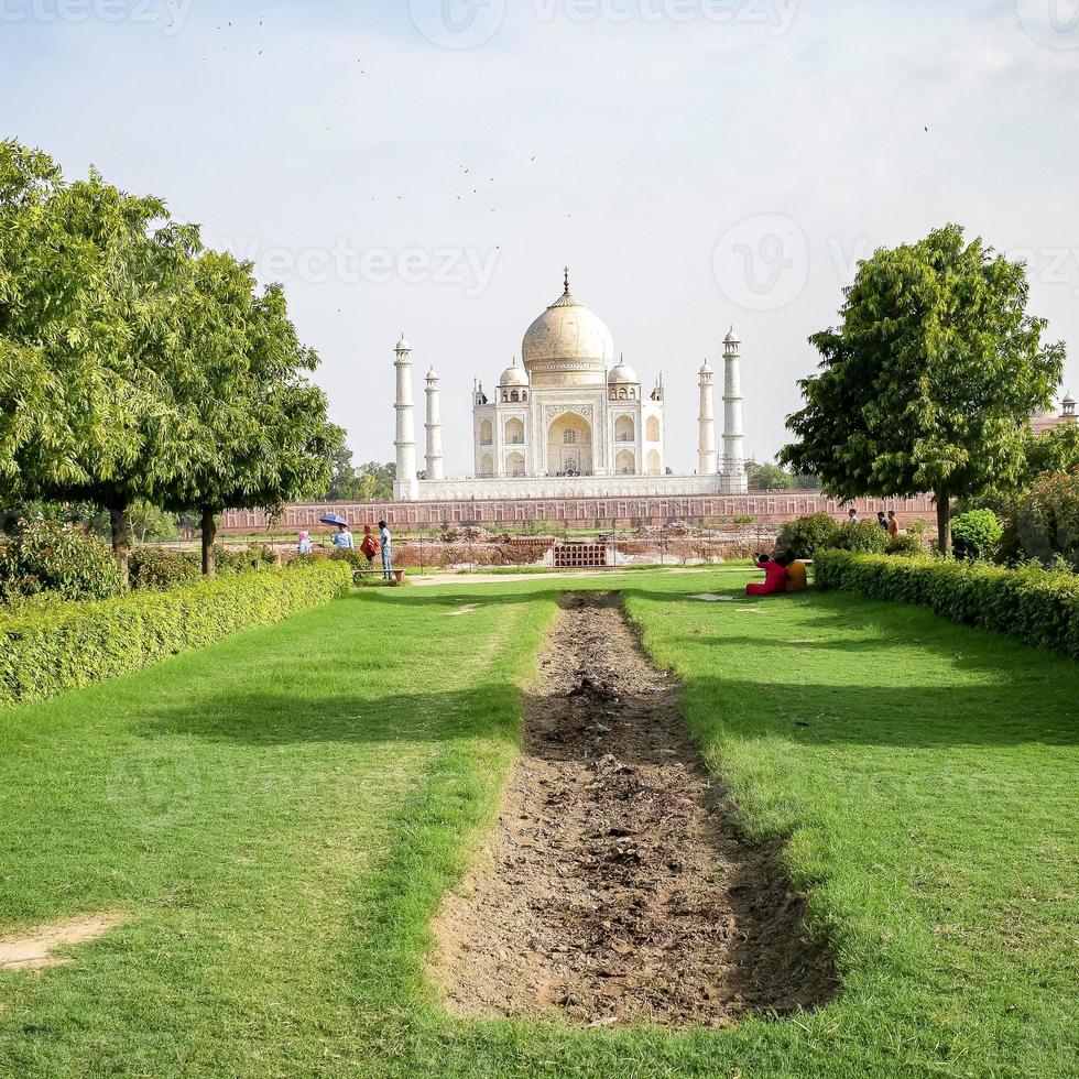 taj mahal une des merveilles du monde vue depuis mehtab bagh côté jardin, taj mahal, agra, uttar pradesh, inde, vue ensoleillée photo