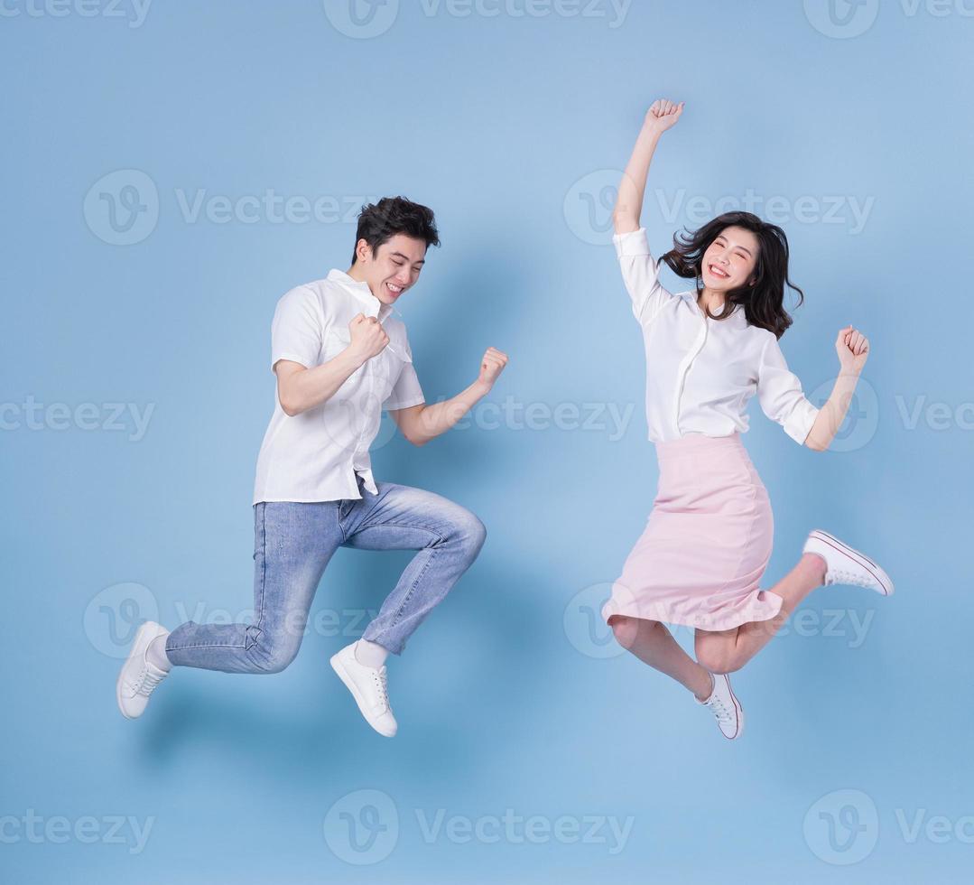 image pleine longueur du jeune couple asiatique sur fond bleu photo