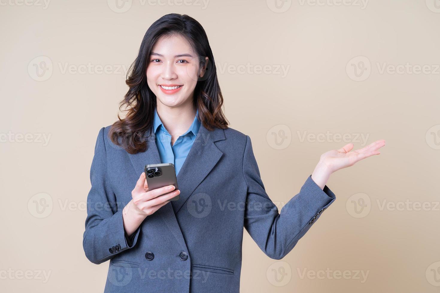 portrait de jeune femme d'affaires asiatique sur fond photo