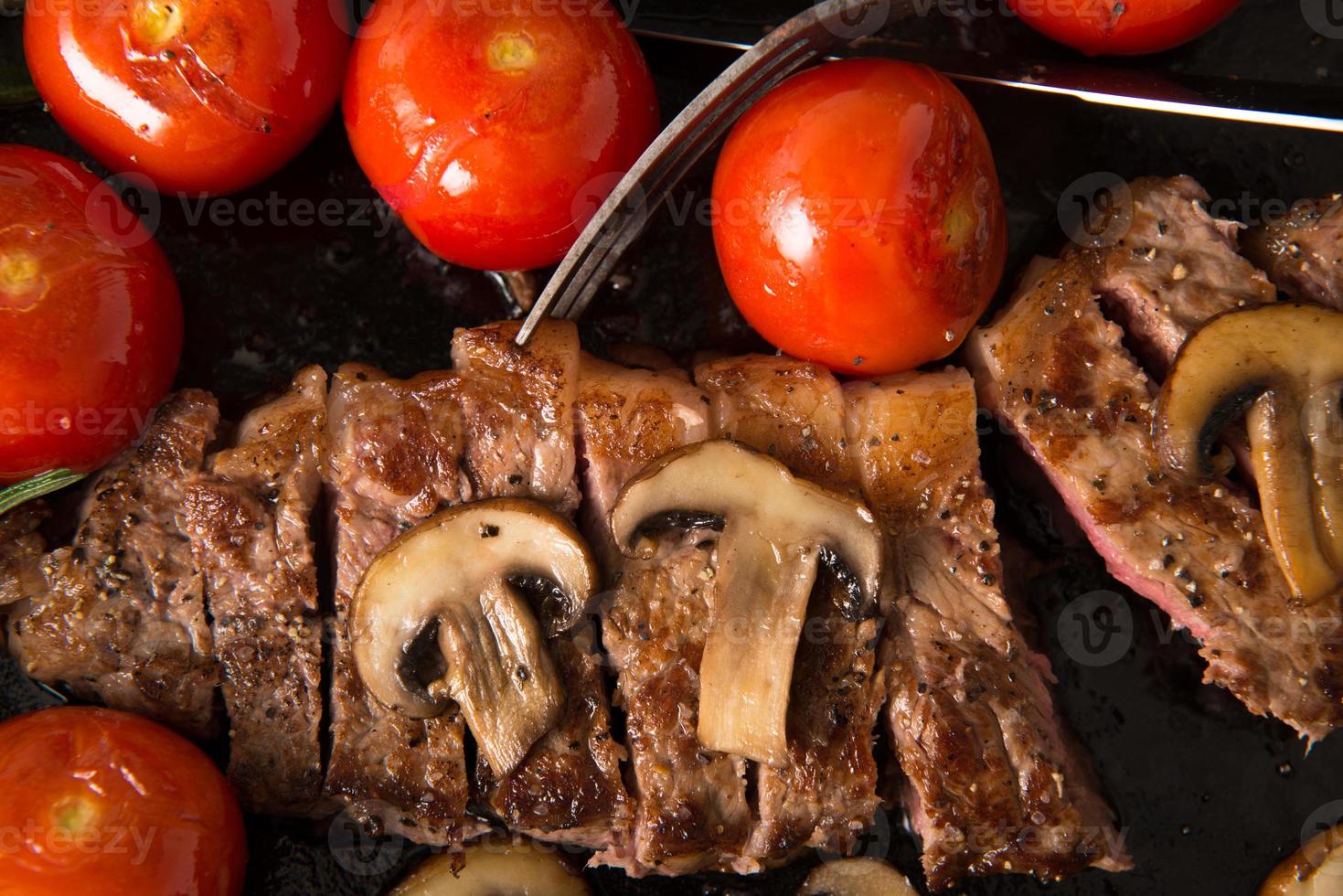 série de steak de contre-filet: le bifteck est tranché photo