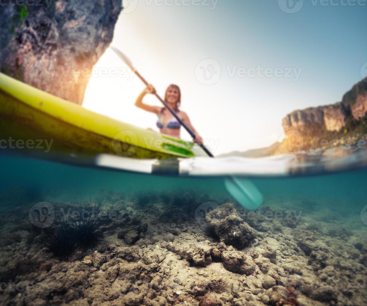 dame avec kayak photo