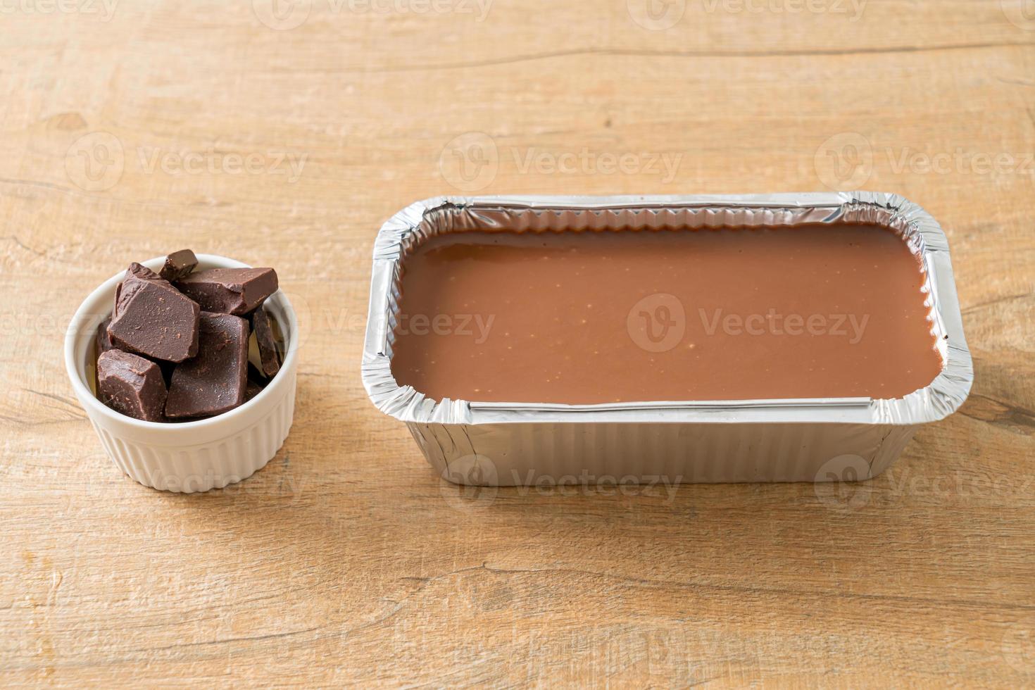 gâteau au chocolat avec ganache moelleuse photo