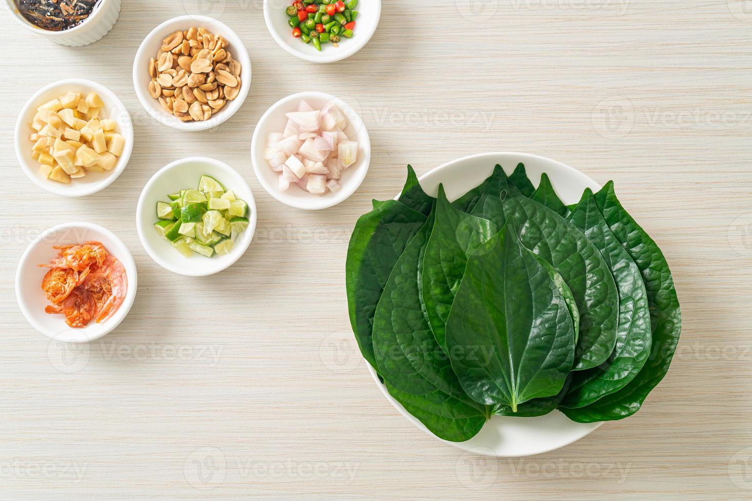 miang kham - un apéritif d'enveloppement de feuilles royales photo