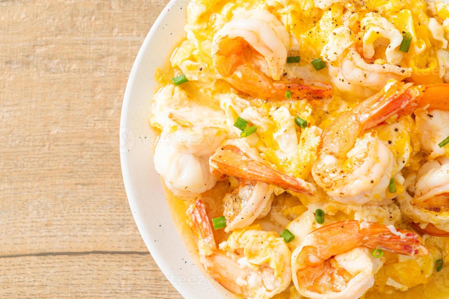 omelette crémeuse aux crevettes ou œufs brouillés et crevettes photo