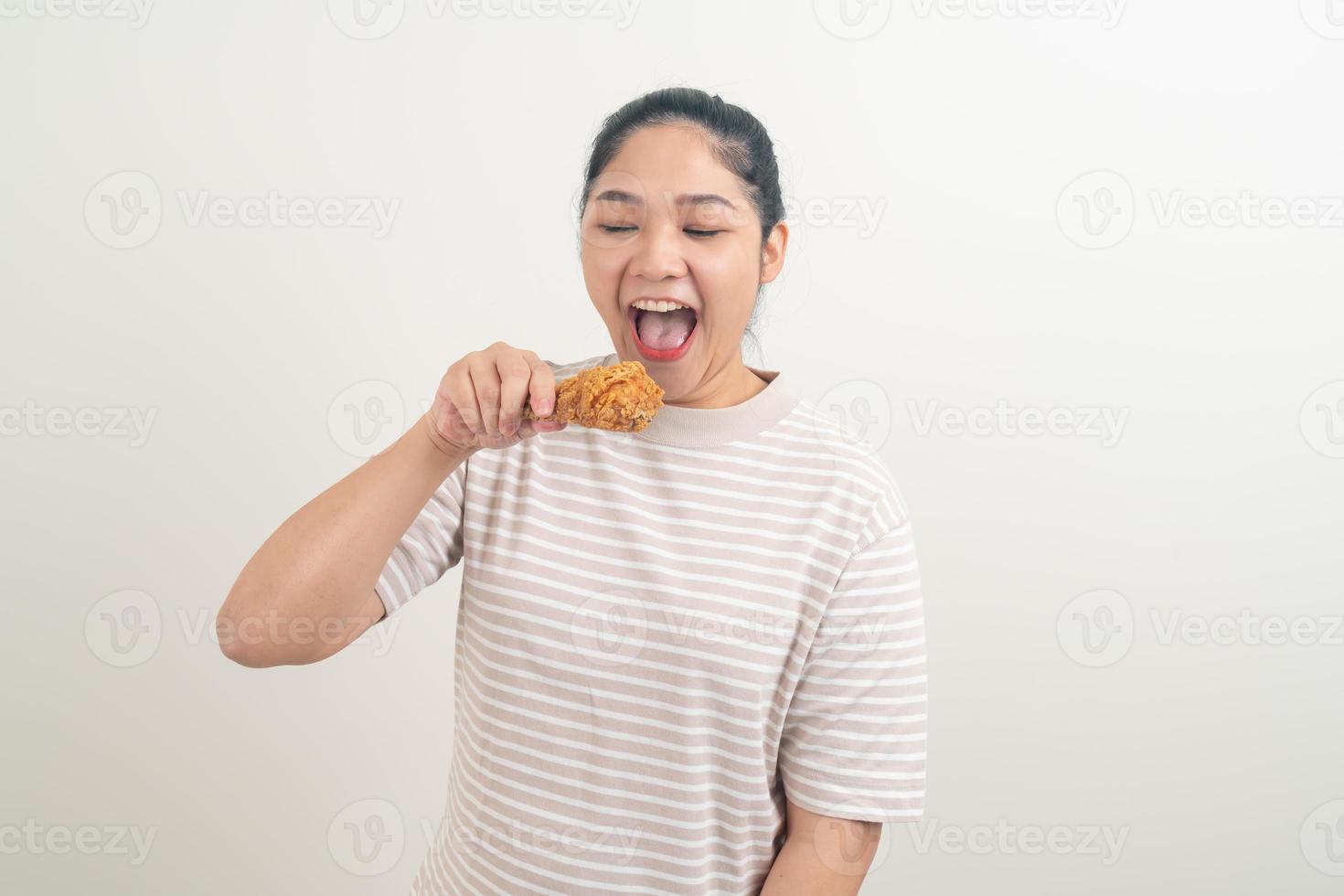 femme asiatique avec du poulet frit à portée de main photo