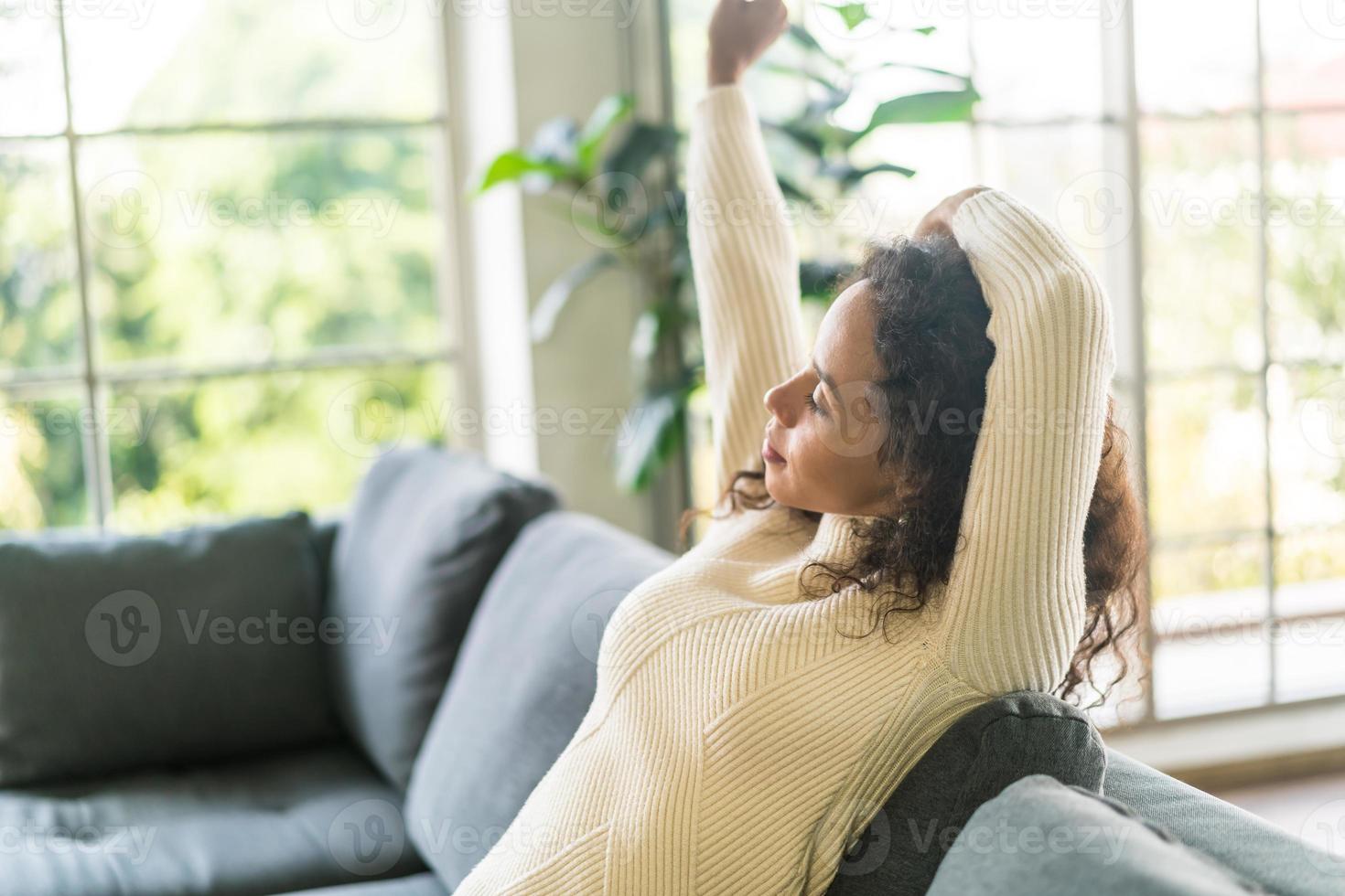 femme latine sur canapé avec sentiment paresseux photo