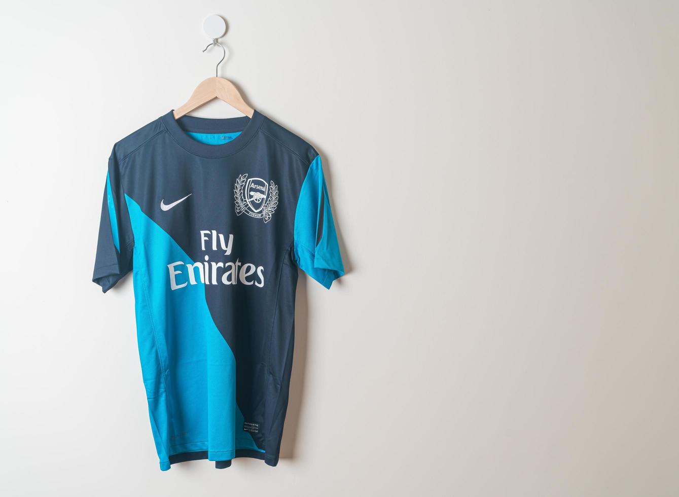 bangkok, thaïlande - 18 janvier 2022 - maillot rétro arsenal maillot extérieur saison 2011-2012 photo