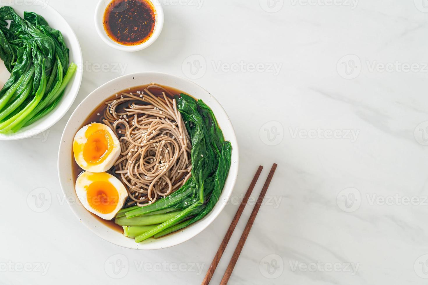 nouilles ramen aux œufs - style végétalien ou végétarien photo