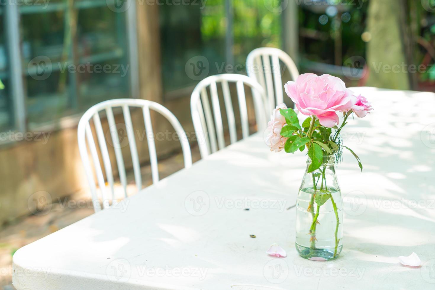 belle fleur dans un vase décoré sur table photo