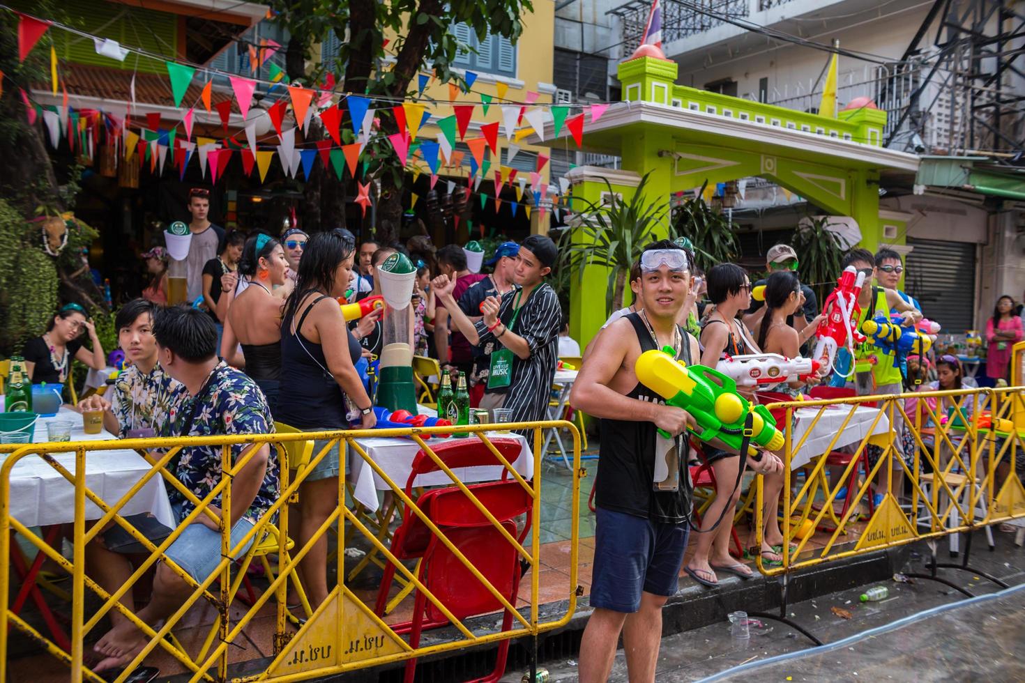 bangkok songkran festival khaosan road 2016, le festival songkran est célébré en thaïlande comme le jour de l'an traditionnel du 13 au 15 avril. photo