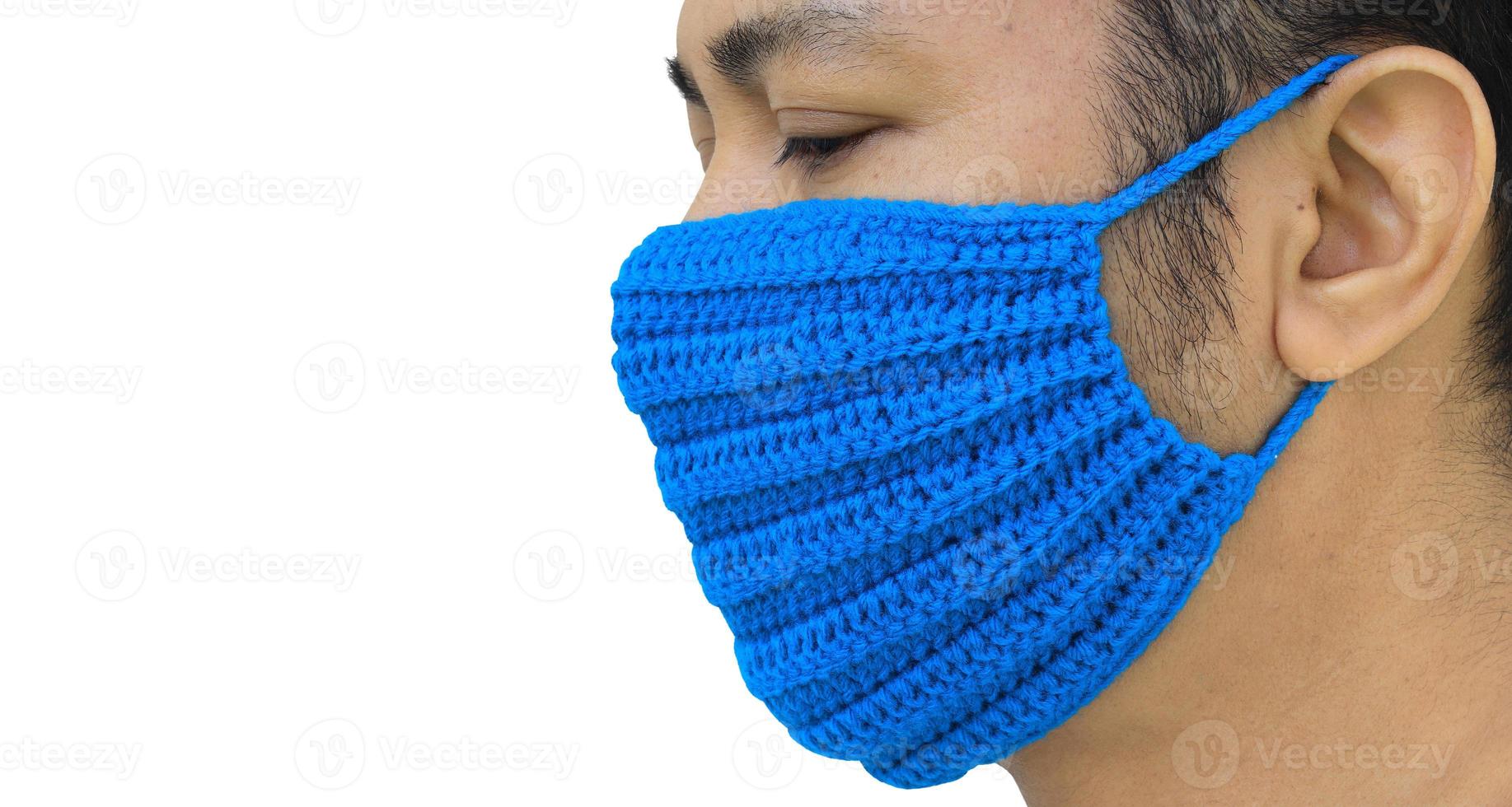 les asiatiques portent des masques, un masque fait à la main en fil de protection contre le virus corona, un masque en tissu fait à la main. autoprotection pour éviter l'infection virale, avec chemin de détourage, avec chemin de détourage photo