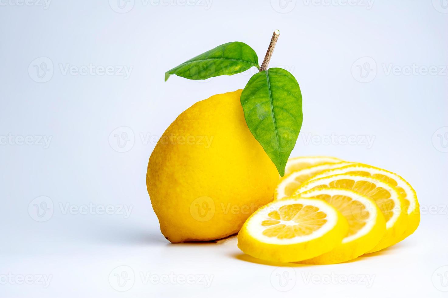 la tranche de citron et de citron sur le fond blanc photo