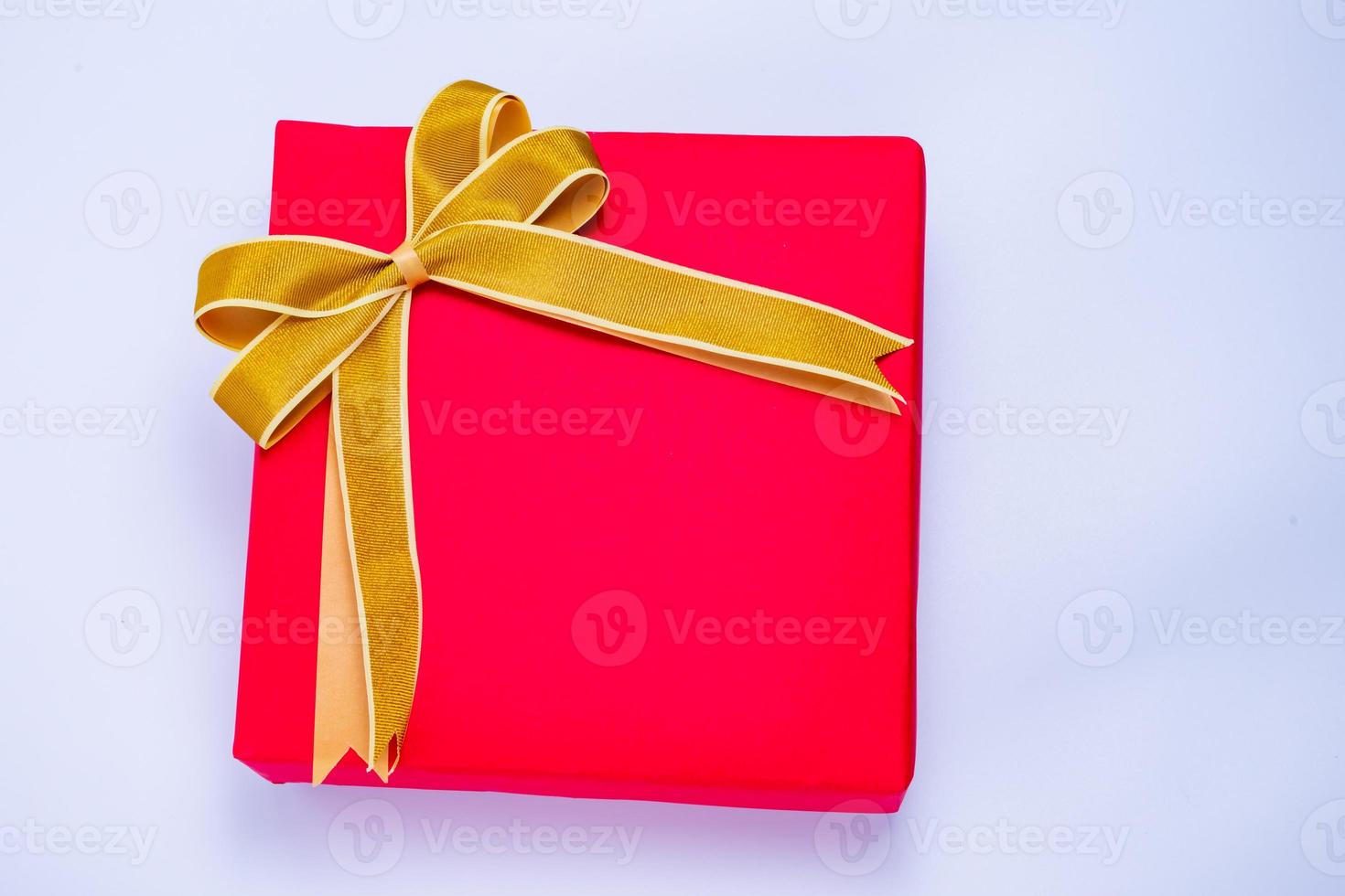 grande boîte cadeau rouge sur fond blanc photo