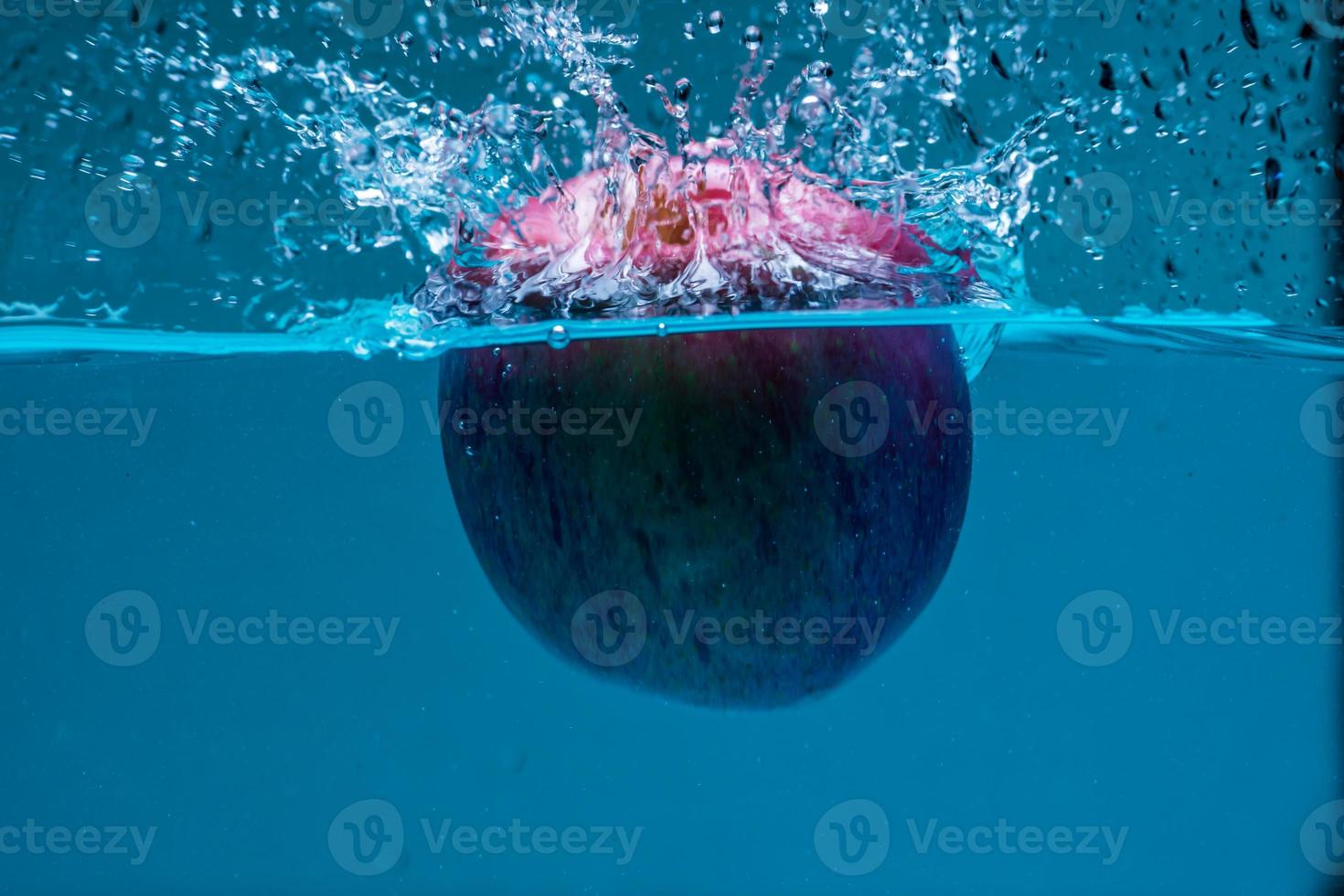 la pomme dans l'eau photo