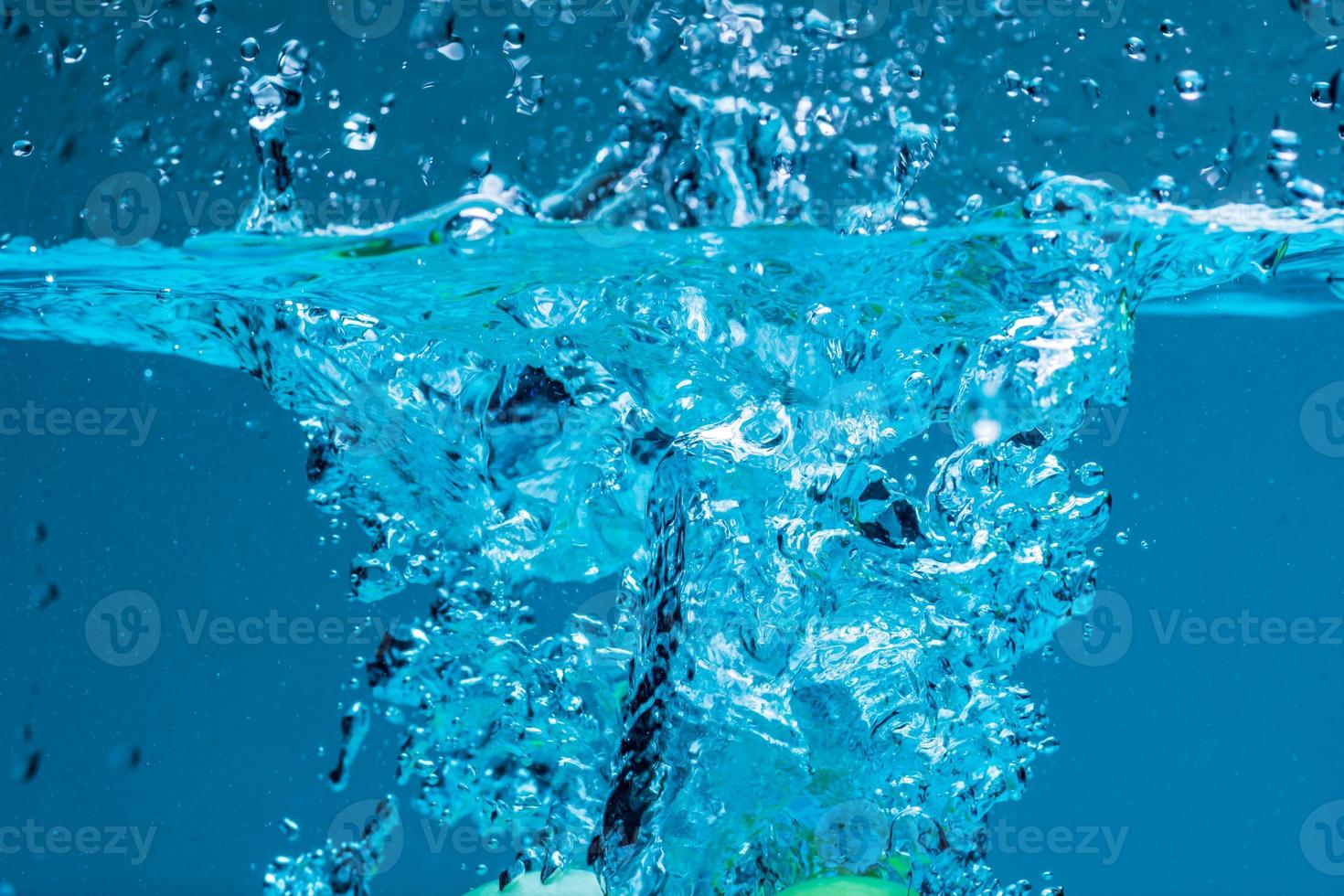 surface de l'eau bleue sur fond blanc photo
