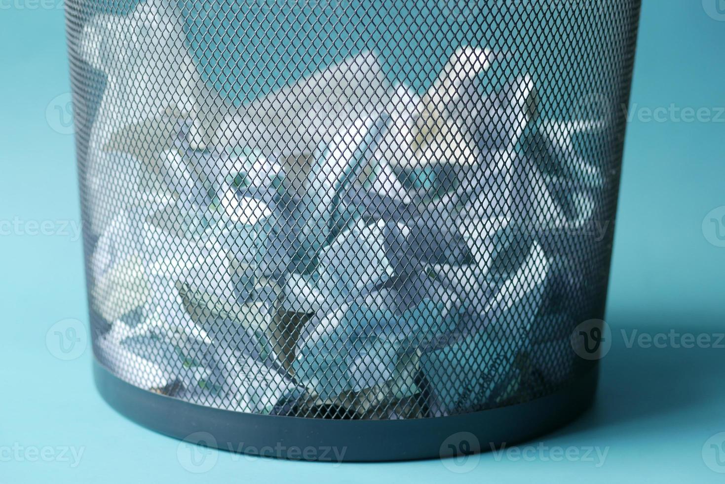 boule de papier froissé dans une vue de dessus de bac photo