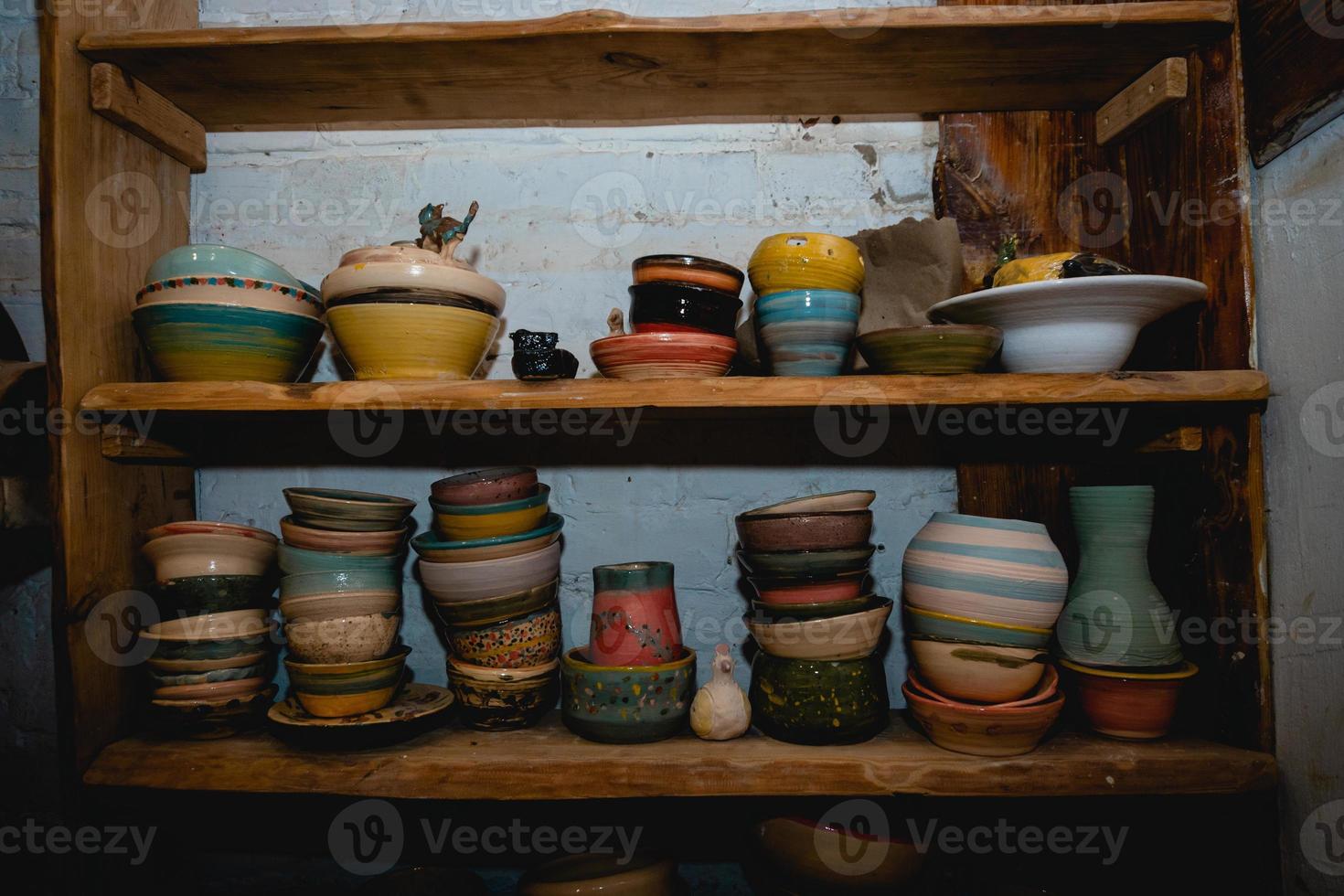 vaisselle en céramique faite à la main, collection de céramiques colorées en argile. photo