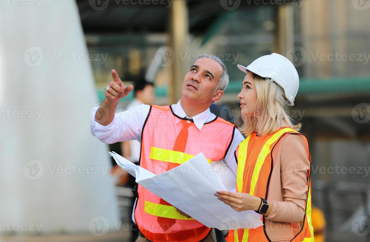 architecte d'ingénieur en construction travaillant sur un chantier de construction et gestion sur le chantier photo