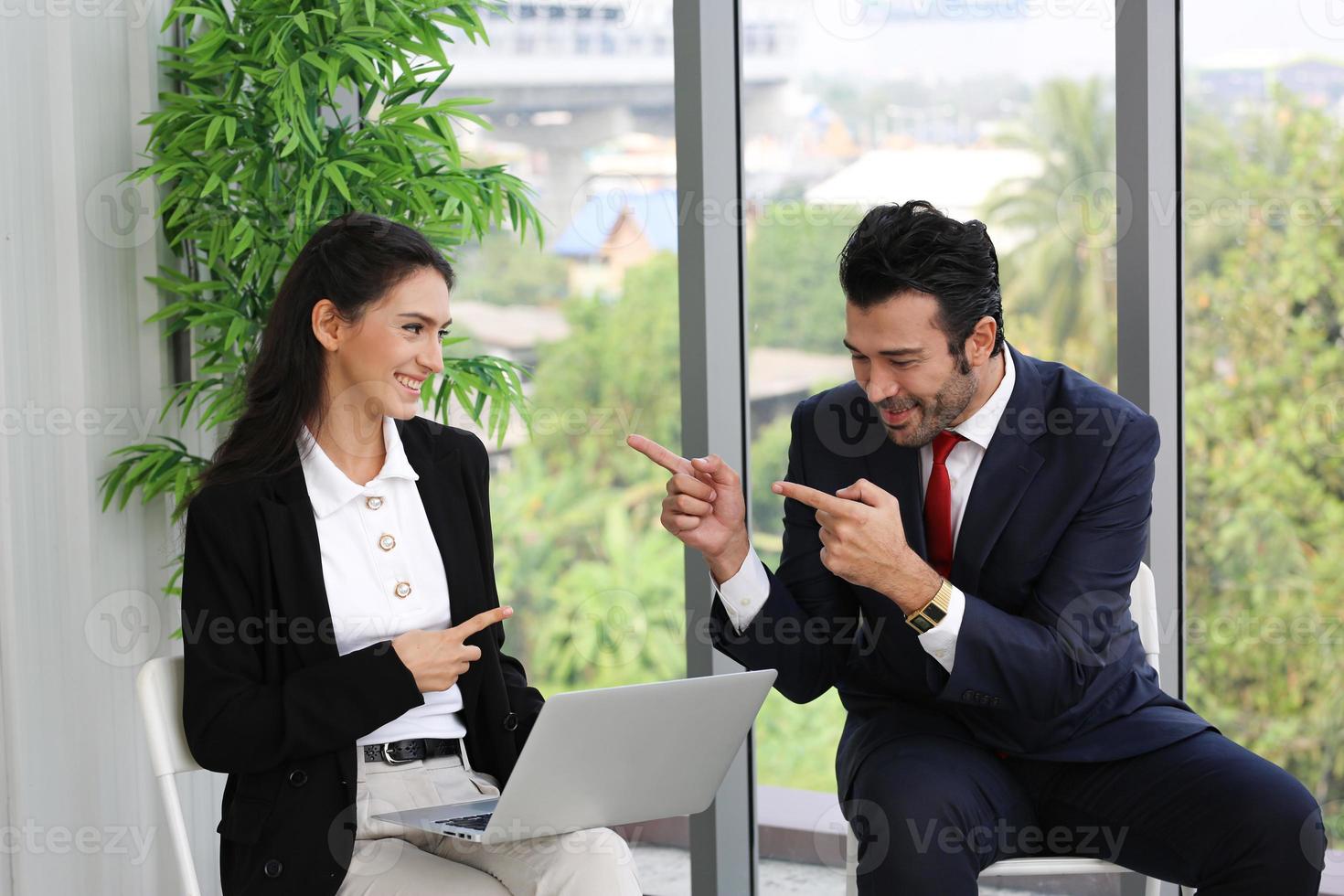 jeunes gens d'affaires travaillant ensemble sur un nouveau projet. collègues de coworking. concept de démarrage. photo