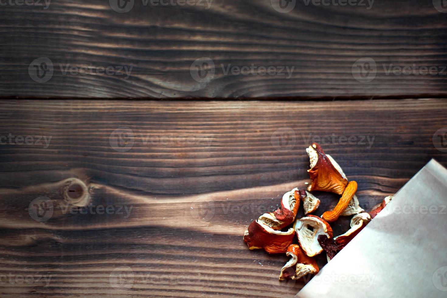 morceaux séchés d'agaric de mouche aux champignons sur la table de l'emballage. microdose naturelle, microgramme de substance narcotique thérapeutique psychédélique dans l'amanita muscaria toxique. microdosage, psychotrope photo