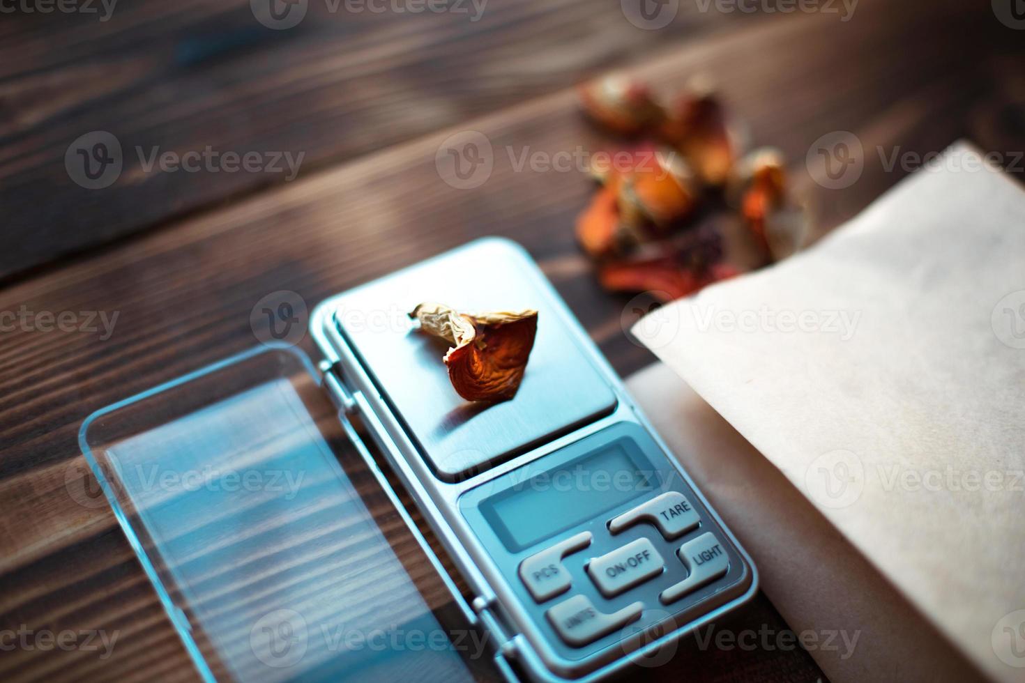 morceaux séchés d'agaric de mouche aux champignons sur table avec des écailles. mesure de la microdose, microgramme de substance narcotique thérapeutique psychédélique dans l'amanita muscaria vénéneuse. microdosage, psychotrope photo